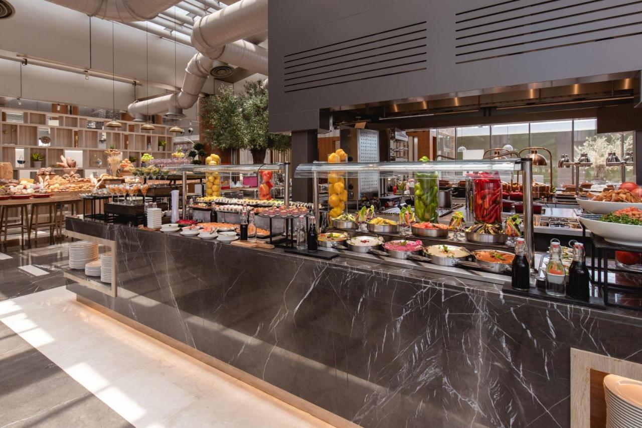 Jeddah Marriott Hotel Madinah Road Экстерьер фото The buffet at the hotel