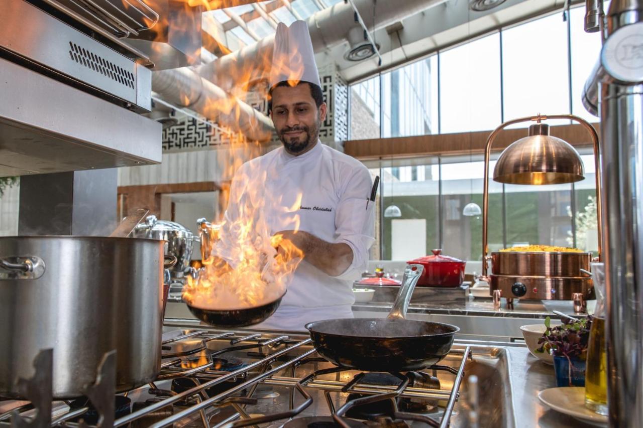 Jeddah Marriott Hotel Madinah Road Экстерьер фото Chef cooking with a flambé torch