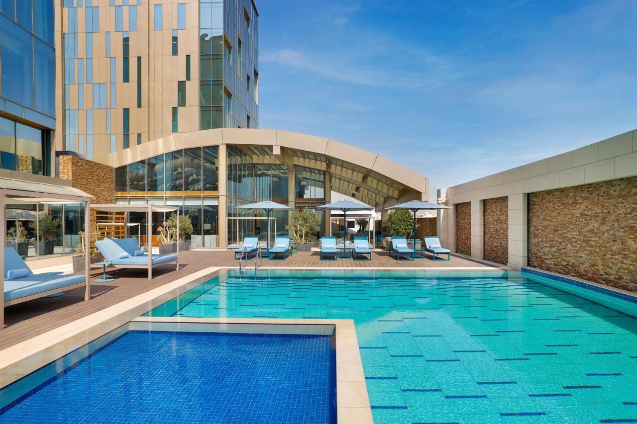Jeddah Marriott Hotel Madinah Road Экстерьер фото The swimming pool at the hotel