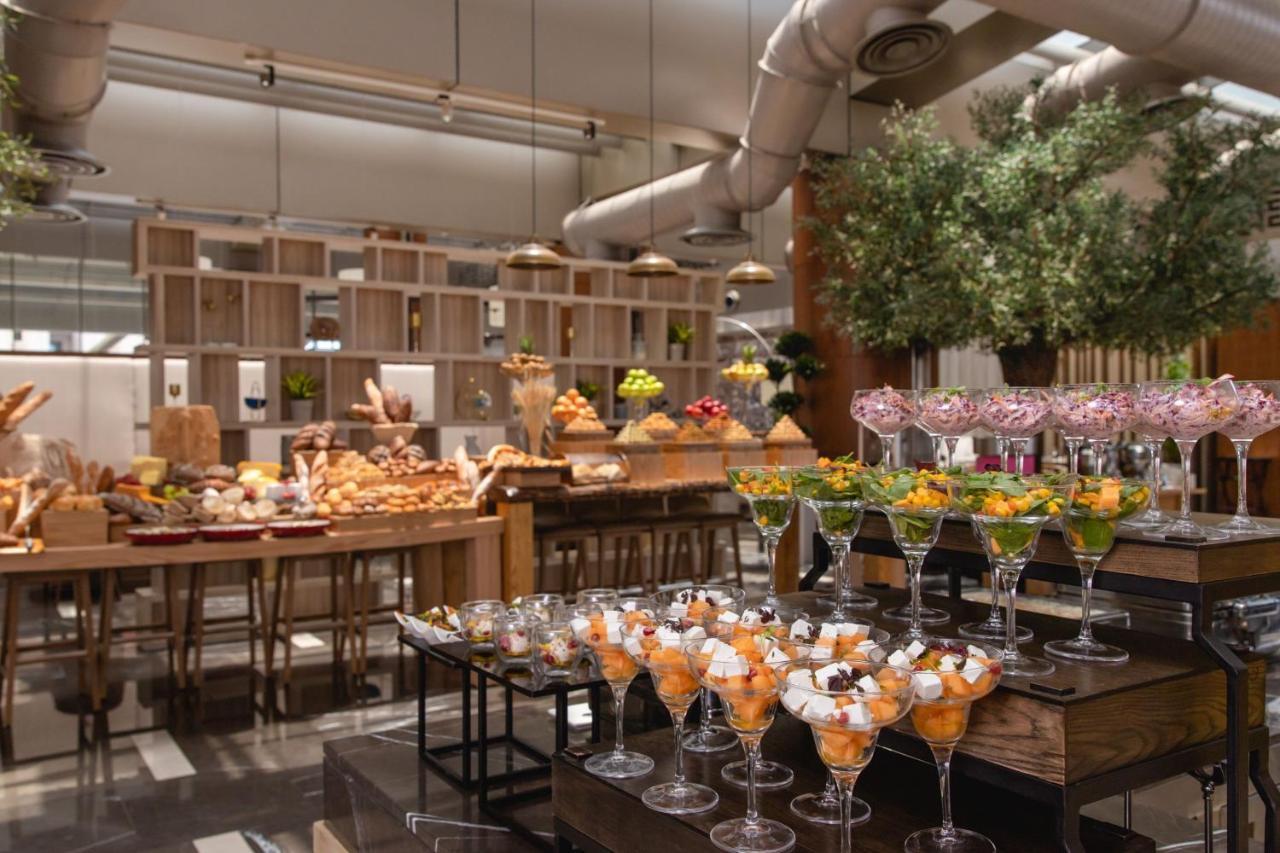 Jeddah Marriott Hotel Madinah Road Экстерьер фото The buffet at the restaurant