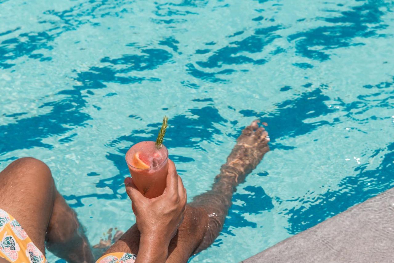 Jeddah Marriott Hotel Madinah Road Экстерьер фото A woman holding a cocktail in a swimming pool