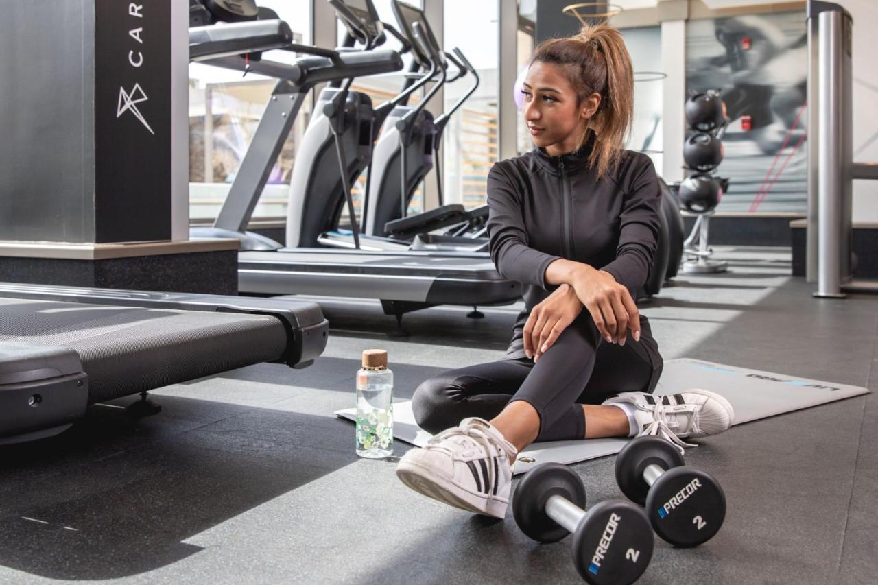 Jeddah Marriott Hotel Madinah Road Экстерьер фото A woman in a gym