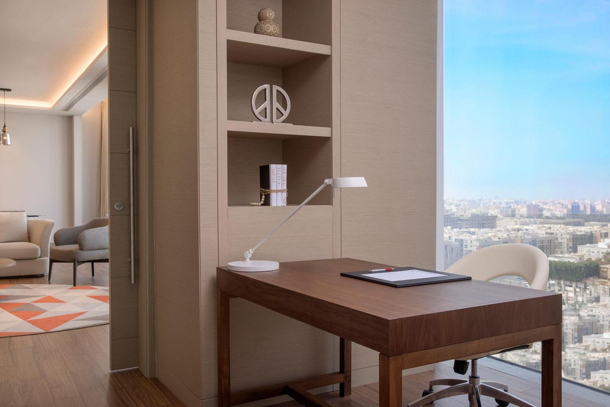 Jeddah Marriott Hotel Madinah Road Экстерьер фото A work desk in a hotel room