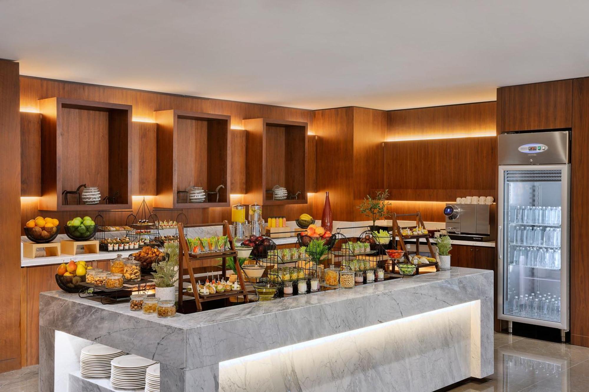 Jeddah Marriott Hotel Madinah Road Экстерьер фото The buffet at the lounge