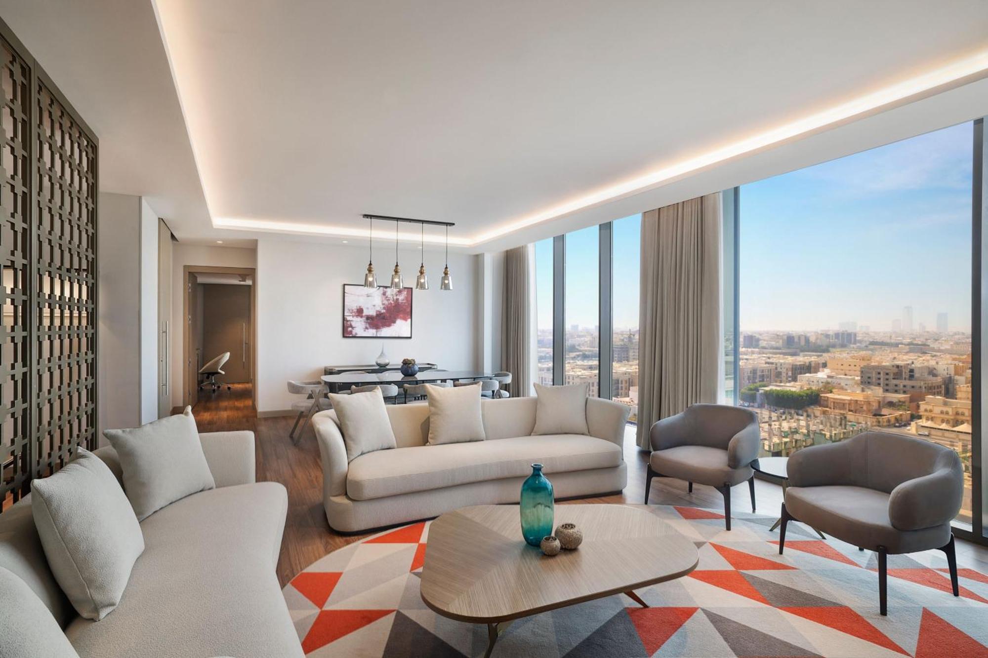 Jeddah Marriott Hotel Madinah Road Экстерьер фото The living room of a three-bedroom apartment