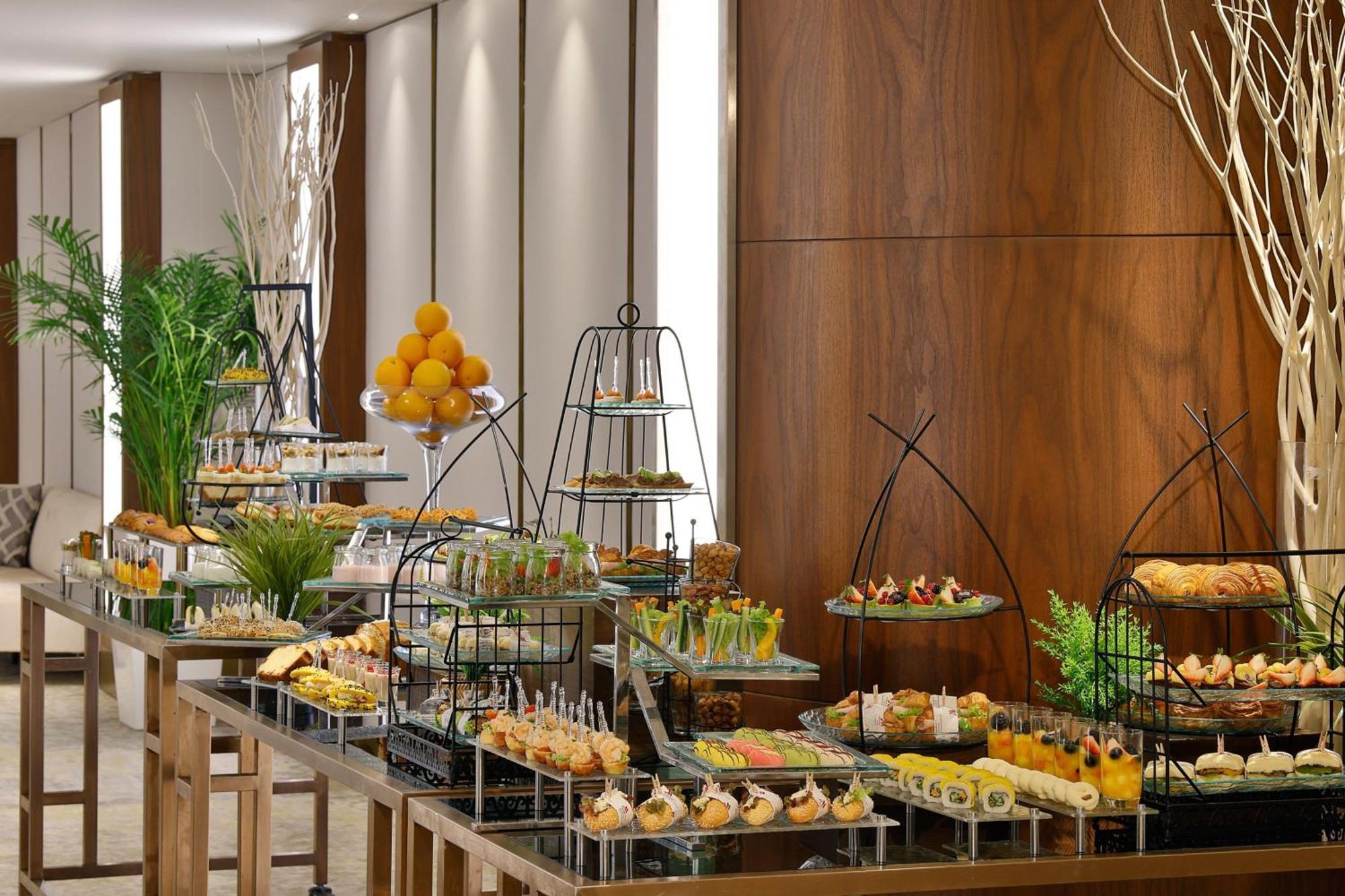 Jeddah Marriott Hotel Madinah Road Экстерьер фото A buffet at a hotel