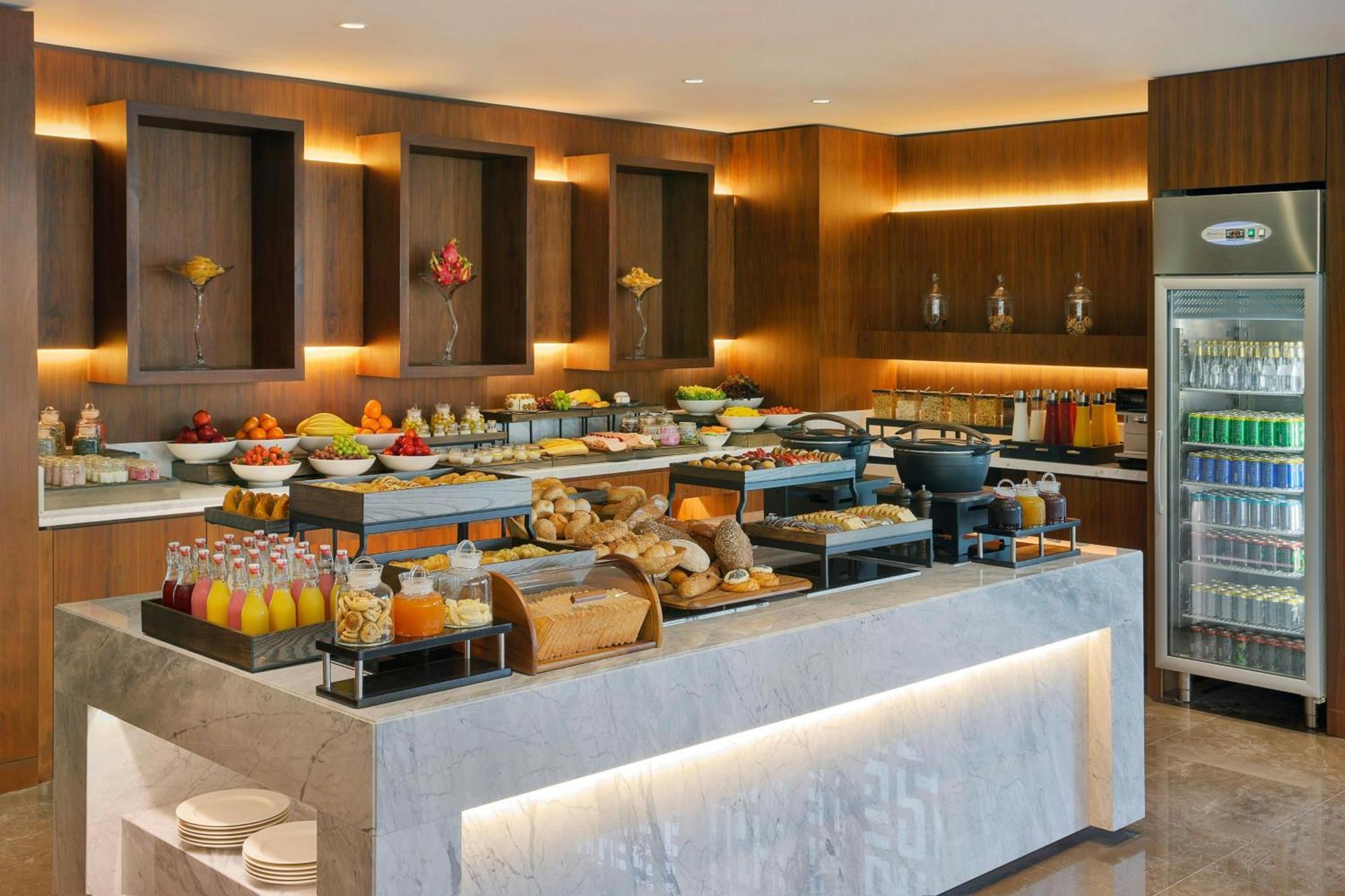 Jeddah Marriott Hotel Madinah Road Экстерьер фото A buffet at a hotel