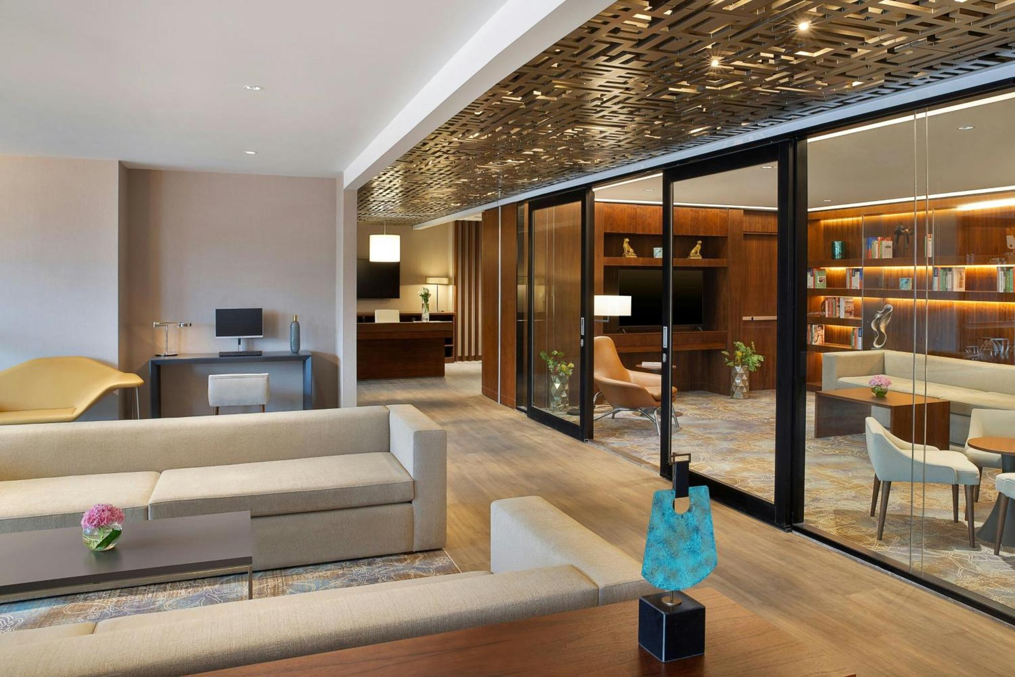 Jeddah Marriott Hotel Madinah Road Экстерьер фото The Westin Mumbai International Airport